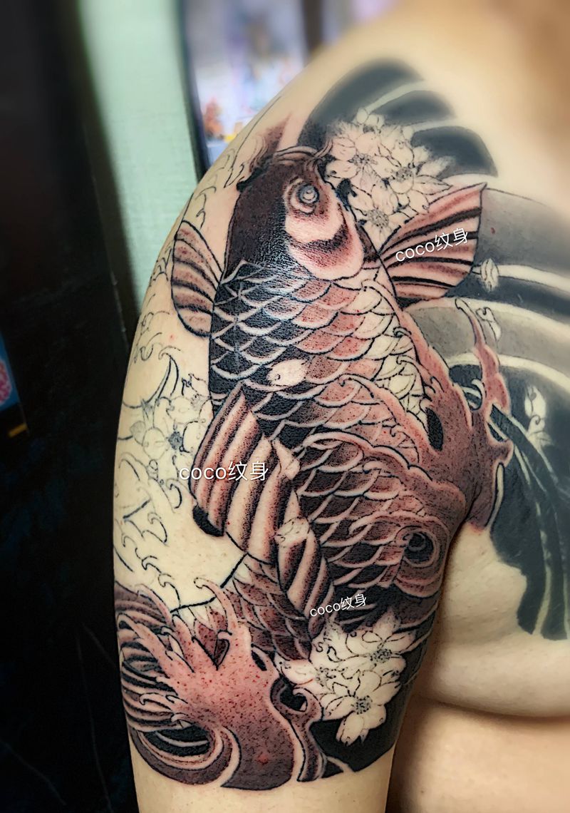 鲤鱼纹身图片_手臂老传统纹身图案