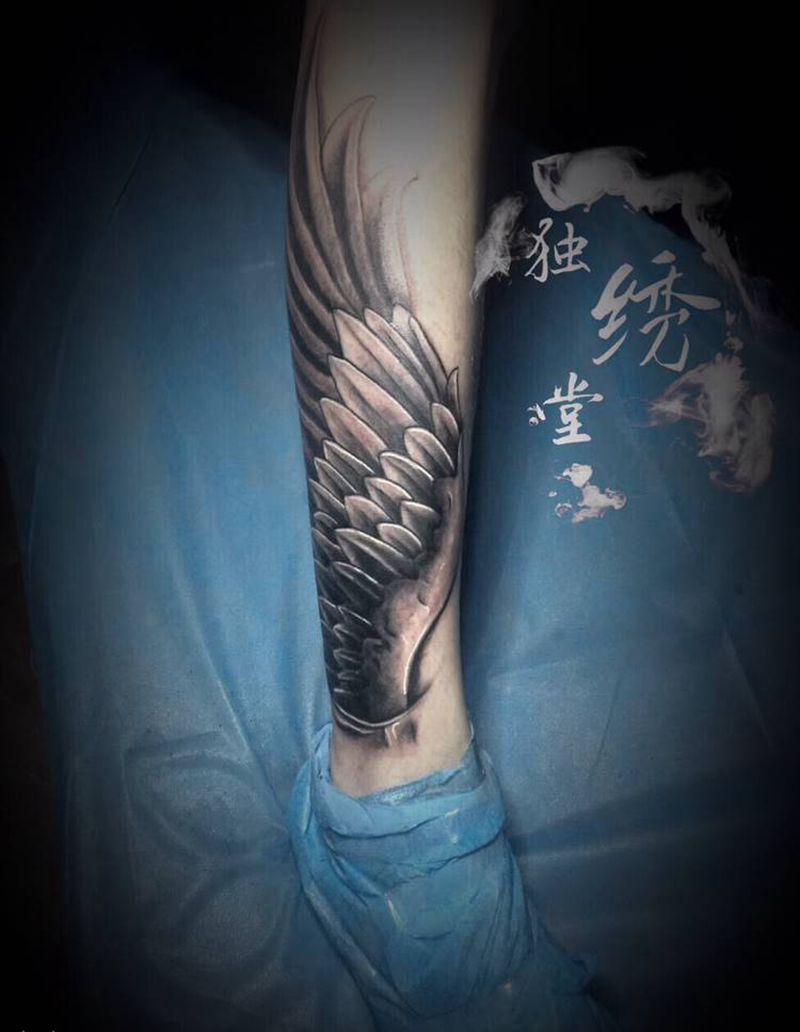 翅膀纹身图片_腿部纹身图案