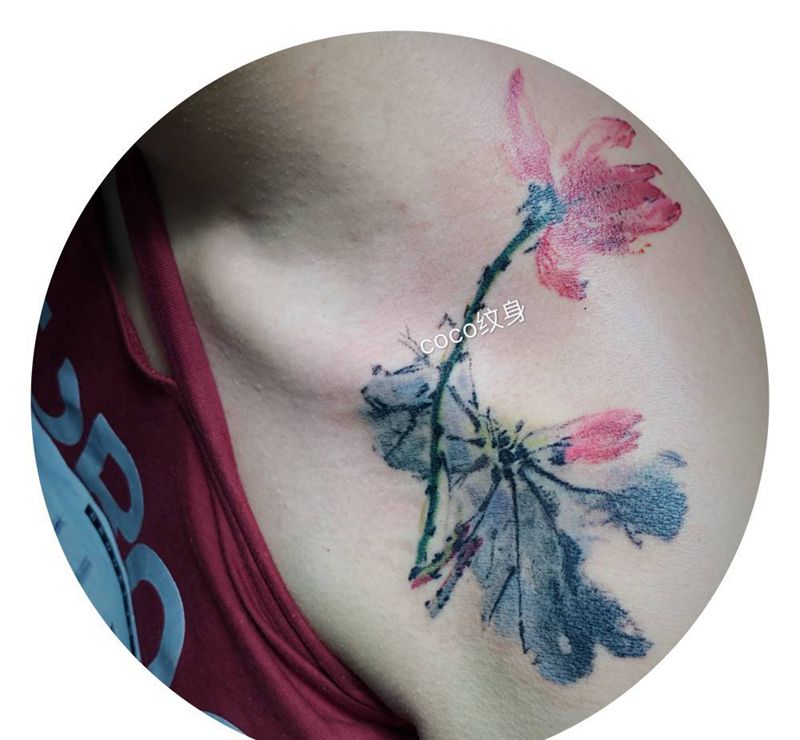 荷纹身图片_肩部纹身图案