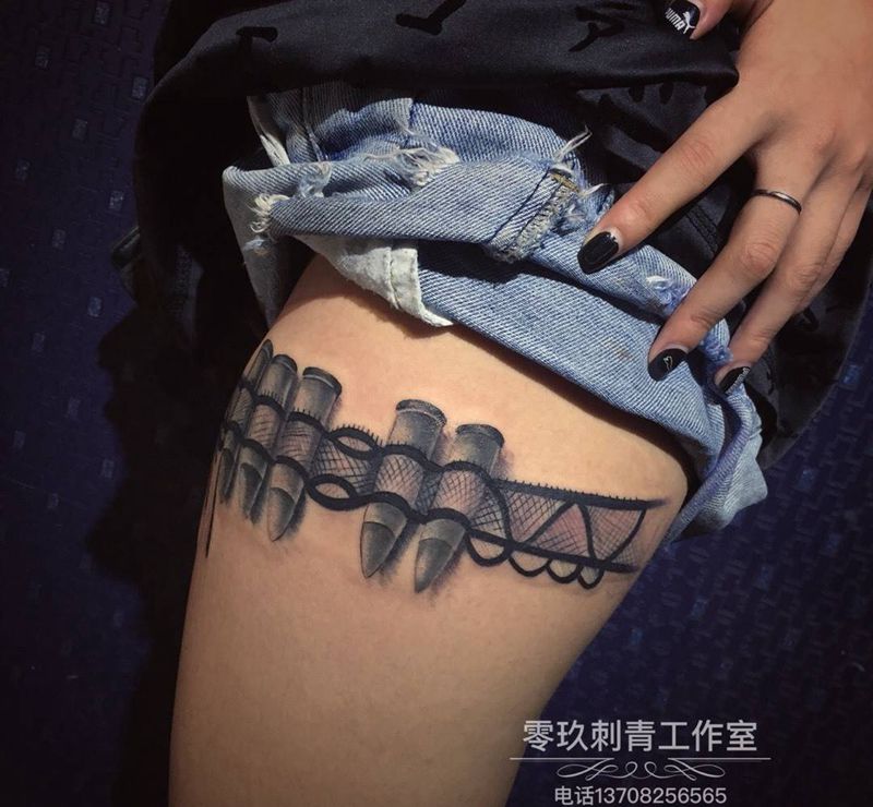 大腿花边纹身图片