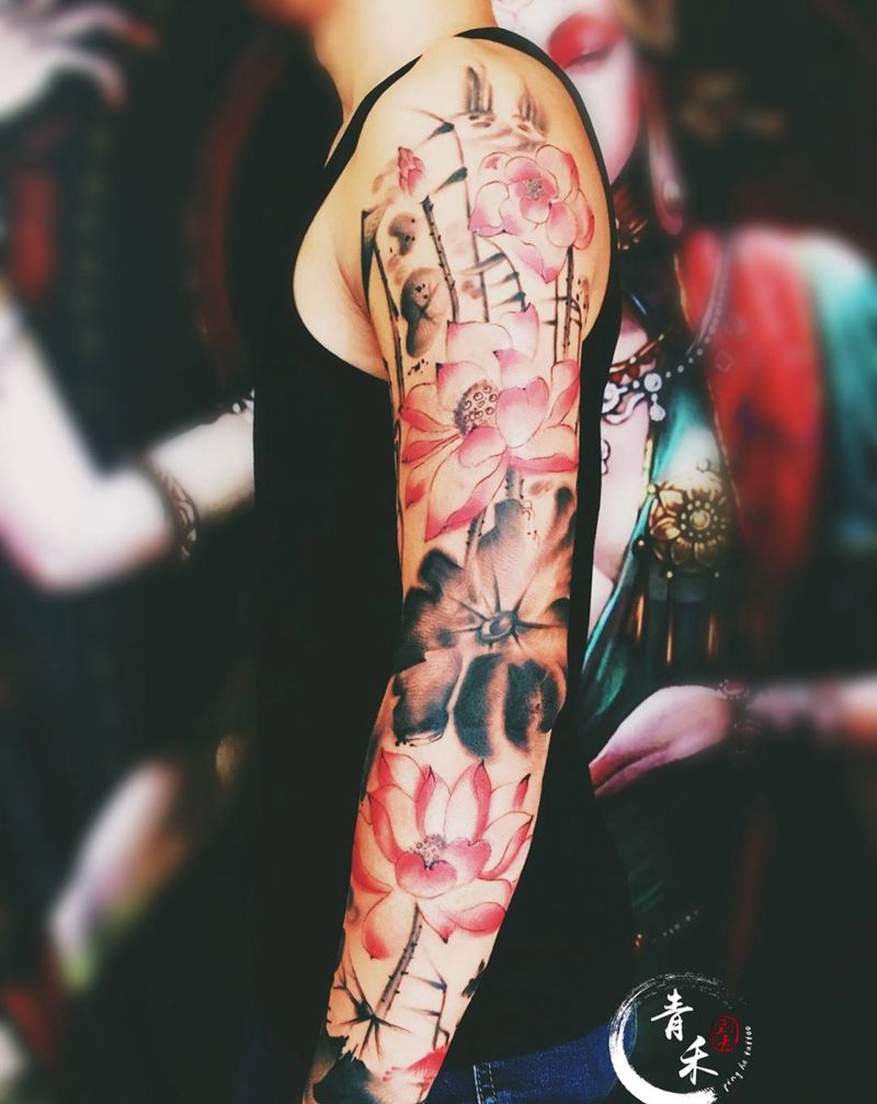 水墨荷花花臂纹身图片