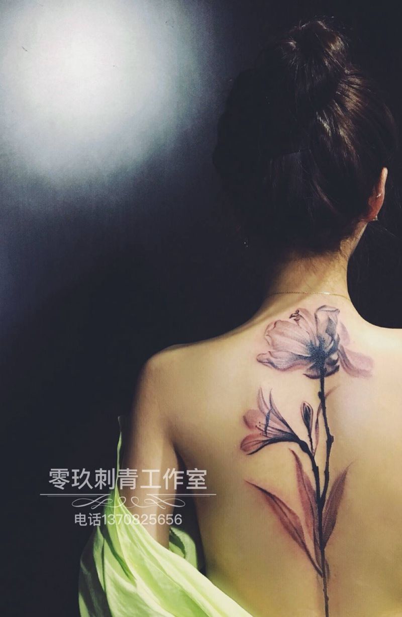 后背花纹身图片