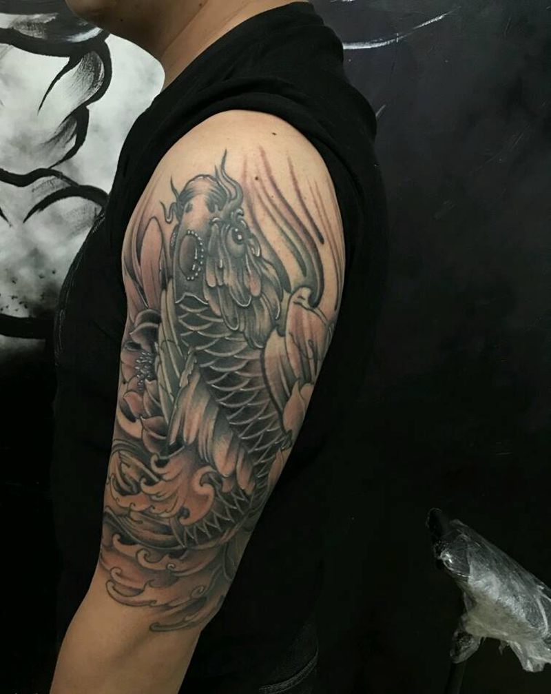 大臂鲤鱼完成纹身图片
