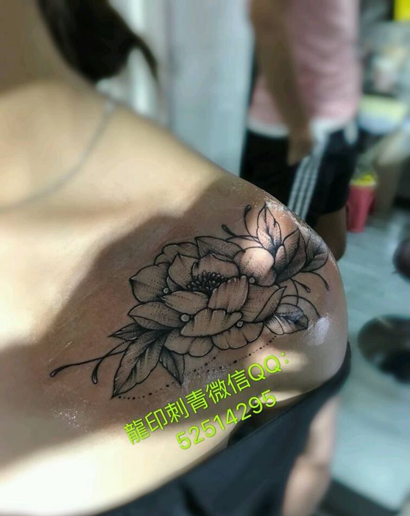 肩膀小花朵纹身图片