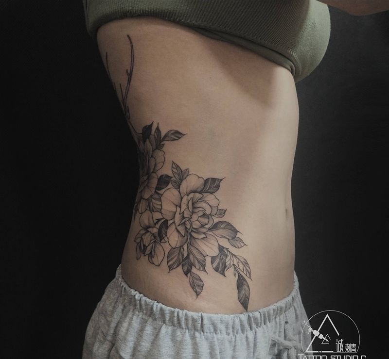 素花 鹿纹身图片_腰部纹身图案