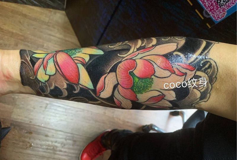 荷花花臂纹身图片