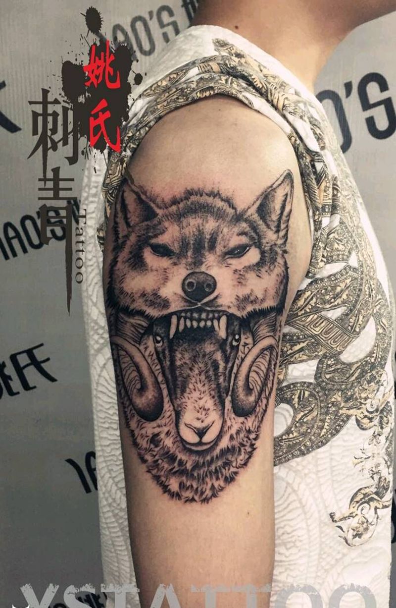 大臂狼头纹身图片