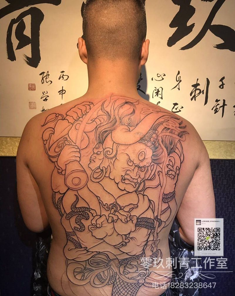 满背勾线纹身图片
