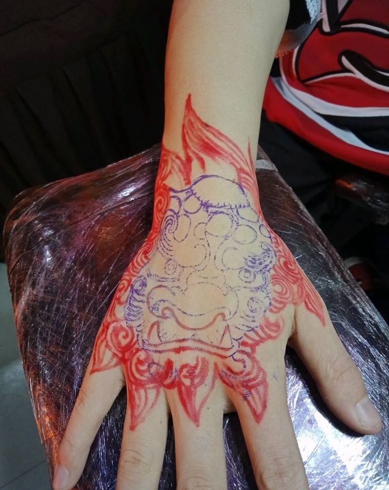 唐狮纹身图片_手部新传统纹身图案