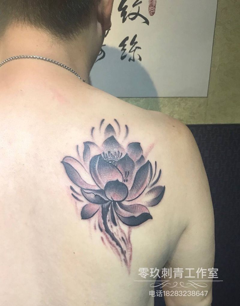 后肩荷花纹身图片