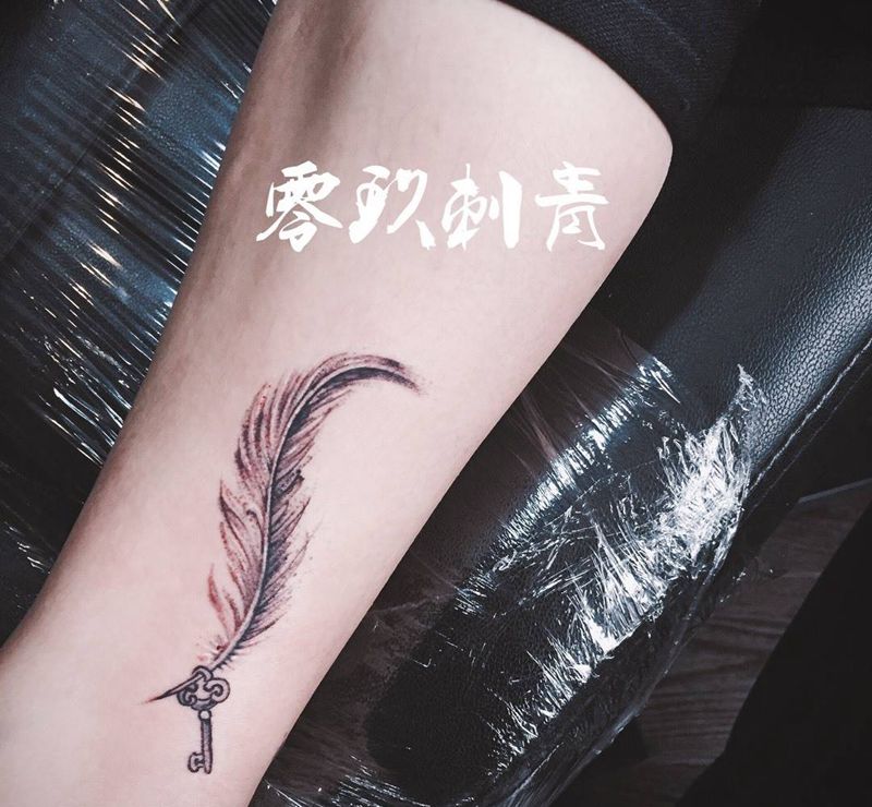 脚踝羽毛纹身图片