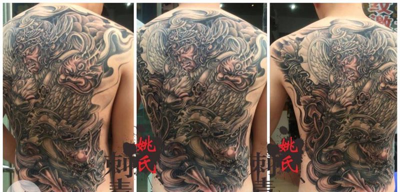 满背子龙纹身图片_传统人物背部纹身图案