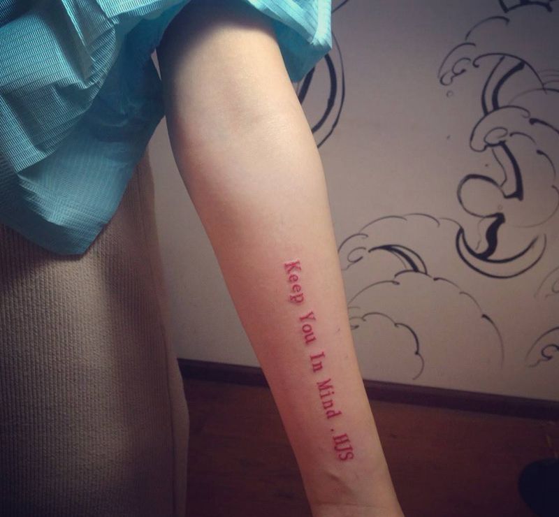 红色字体纹身图片