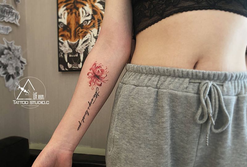 彼岸花纹身图片_手臂水彩彼岸花 英文纹身图案