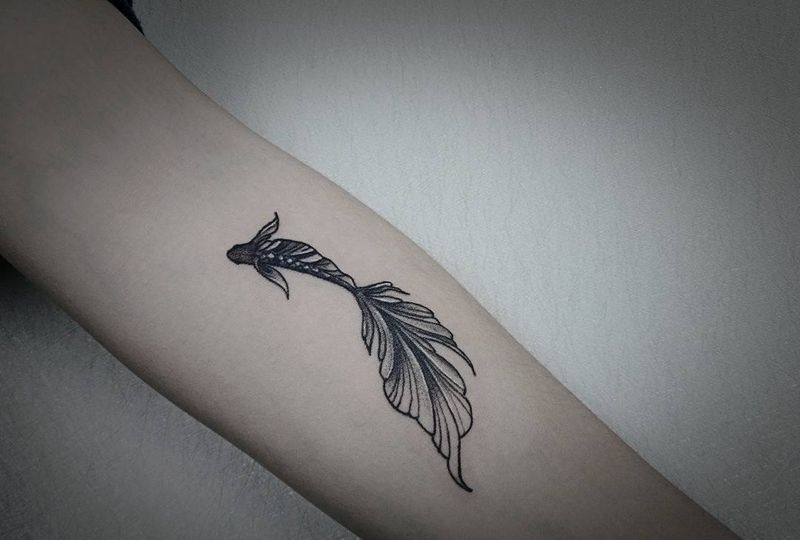 小金鱼纹身图片_手臂金鱼纹身图案