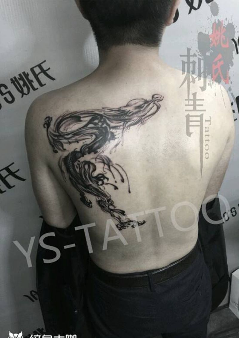 背后水墨龙一枚纹身图片