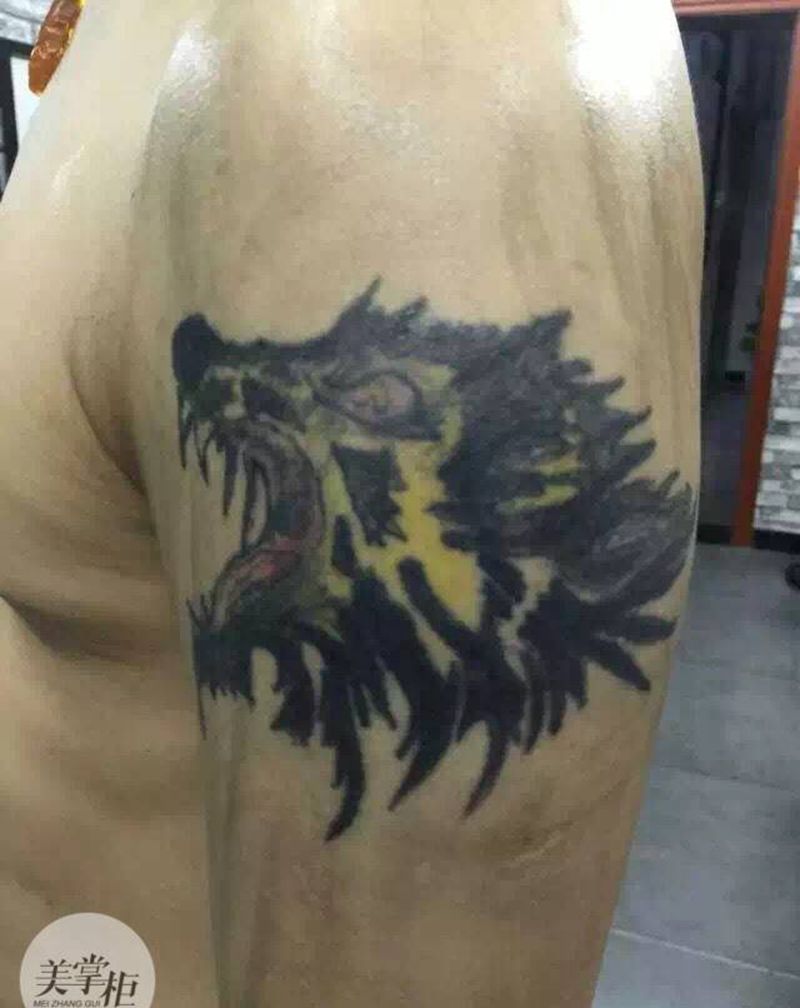 锦鲤遮盖黑狼头纹身图片_传统动物肩部纹身图案