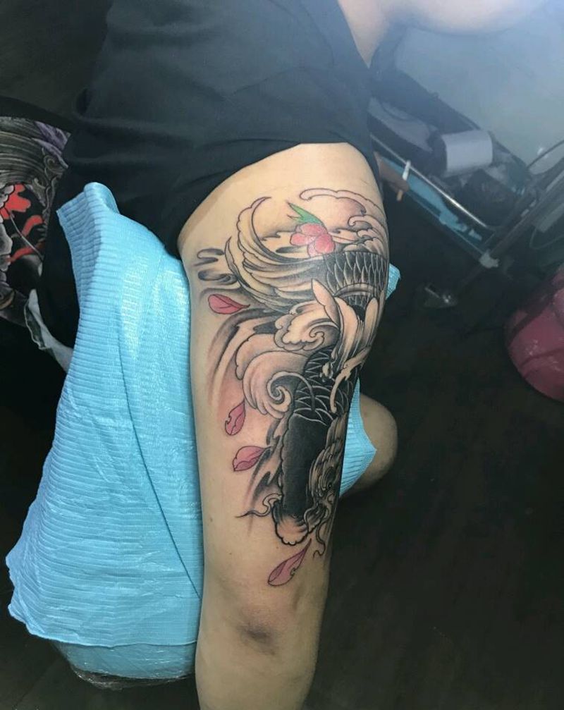 客人自带鲤鱼完成纹身图片