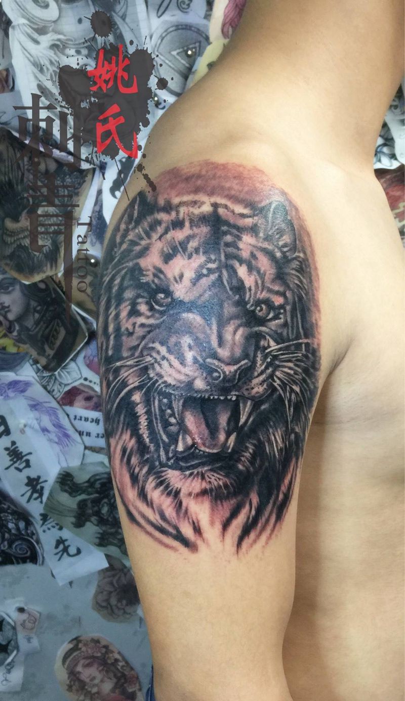 大臂虎头恢复前后纹身图片