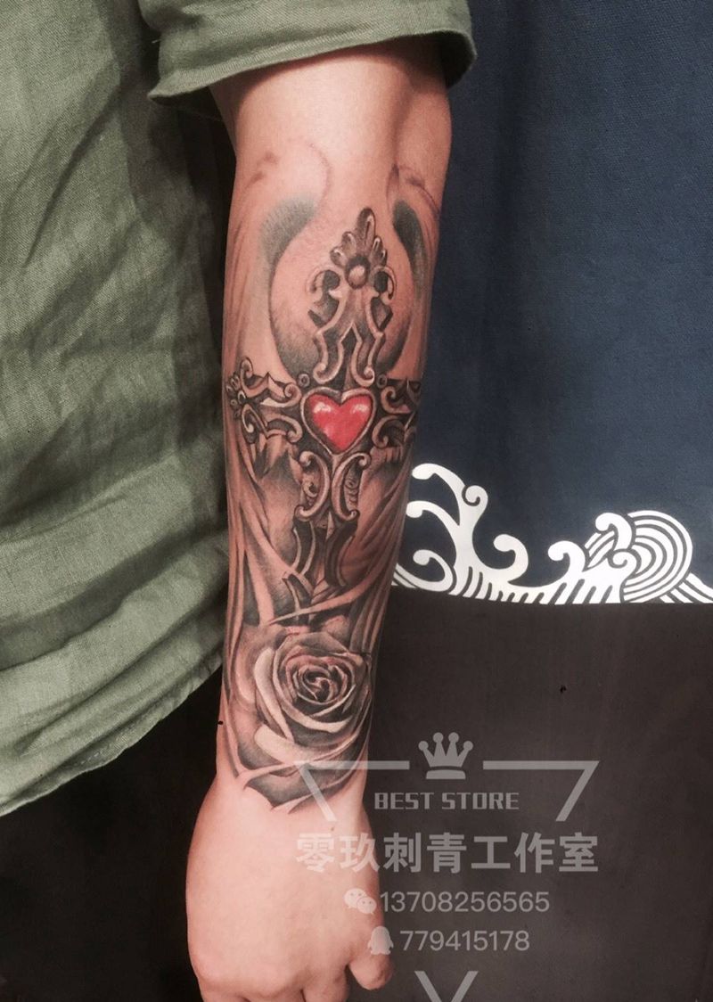 大臂翅膀纹身图片