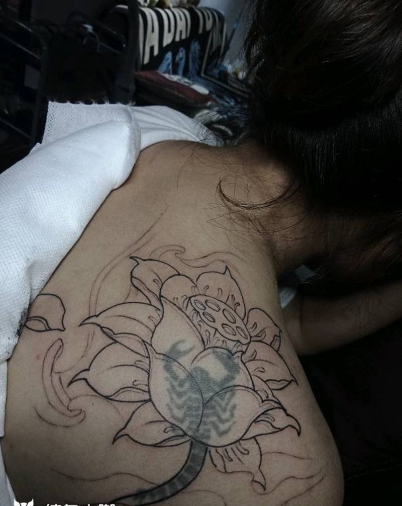 遮盖作品纹身图片_肩部新传统莲花纹身图案