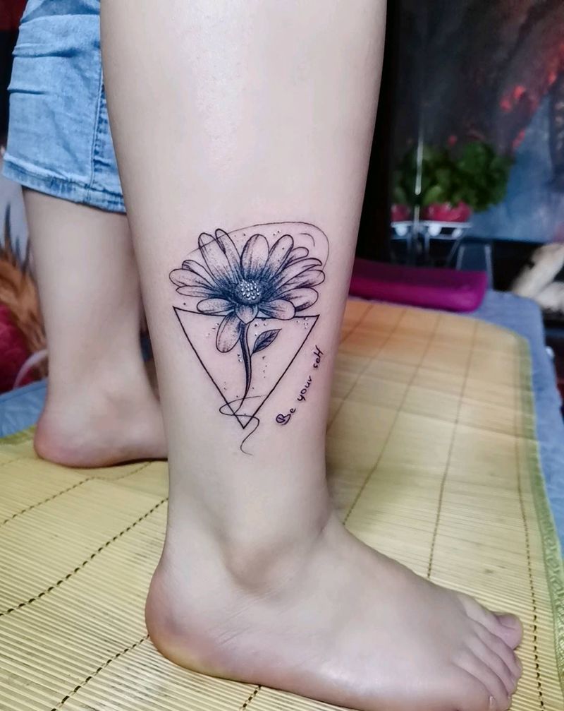 小素花纹身图片_腿部纹身图案