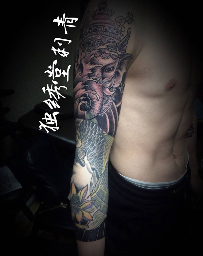 象神锦鲤新传统花臂纹身图片