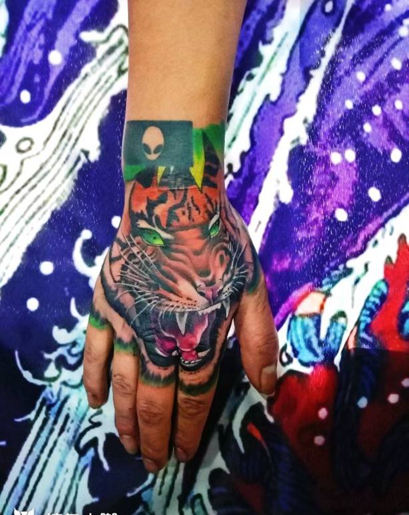 虎头纹身图片_手部New School老虎  手背纹身图案