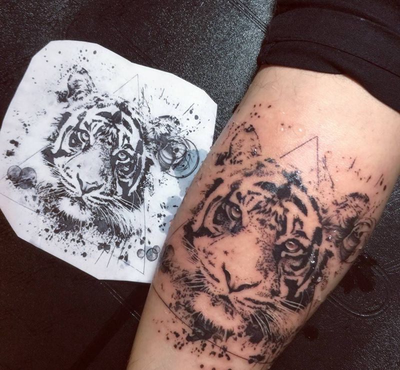 老虎一枚纹身图片