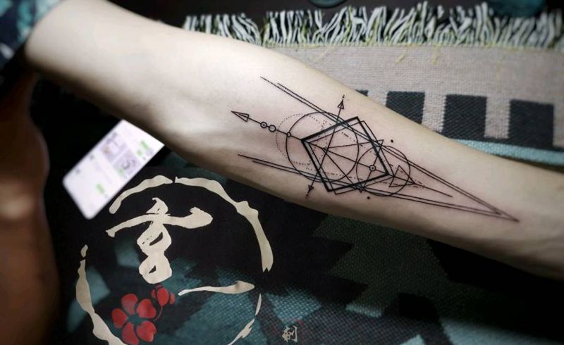 几何纹身图片_手部几何纹身图案