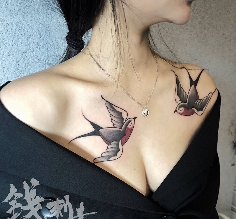 两只燕子纹身图片_肩部胸部Old School纹身图案
