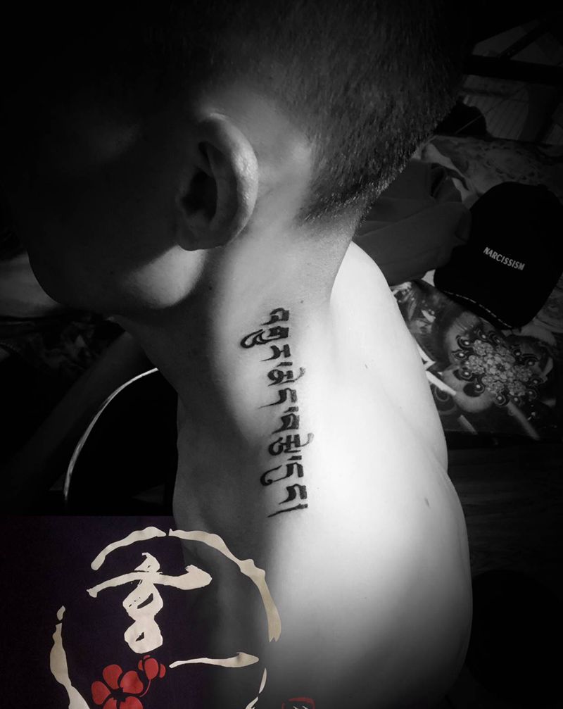 字纹身图片_颈部纹身图案