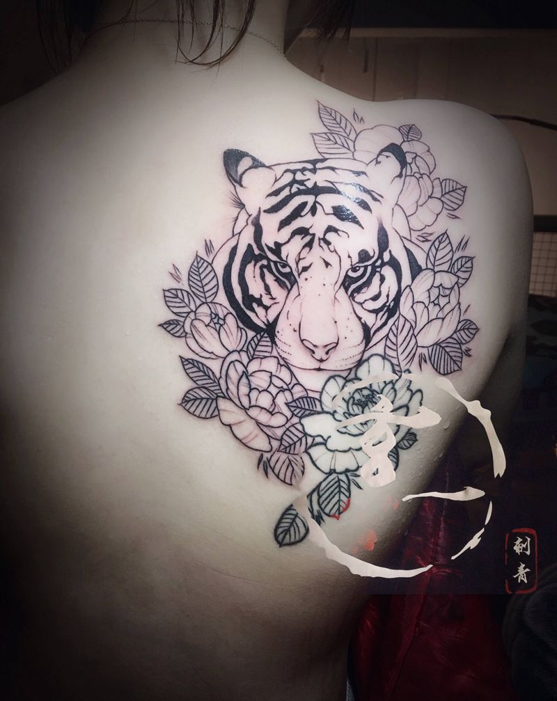 割线完成纹身图片_背部纹身图案