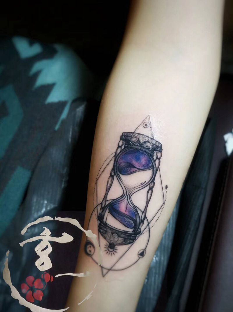 沙漏纹身图片_手臂纹身图案