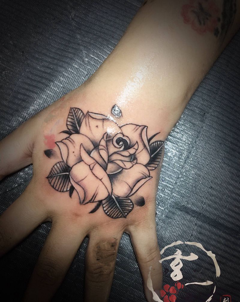 两种风格手背花纹身图片_手部纹身图案