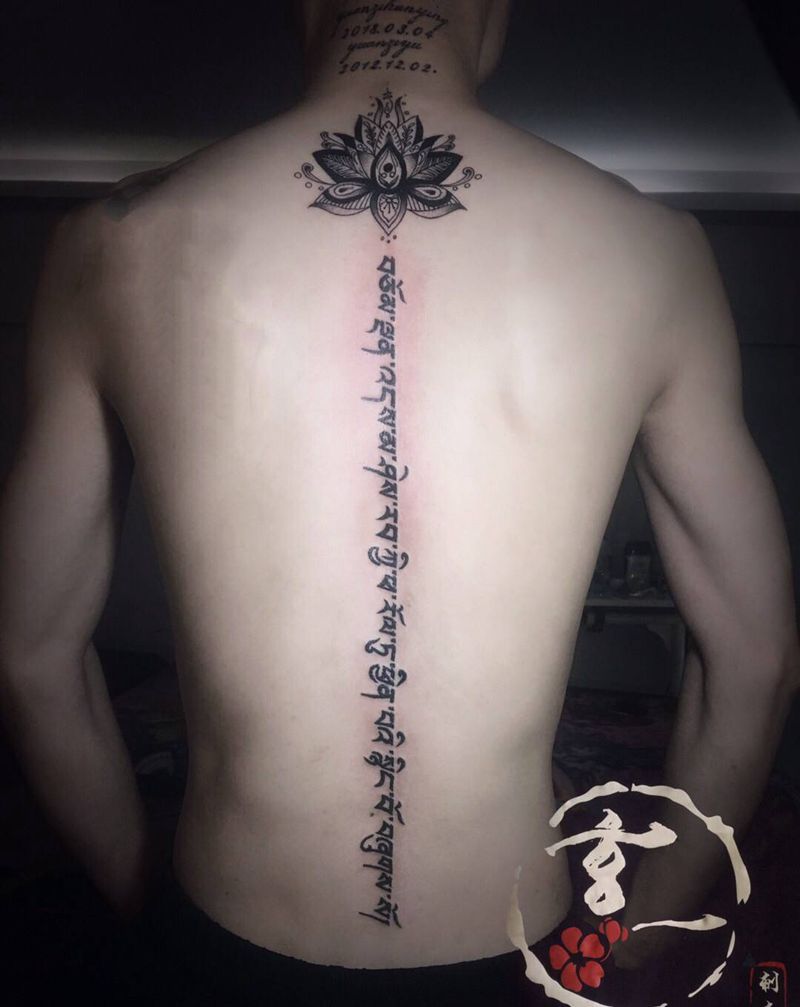 脊椎纹身图片_背部纹身图案