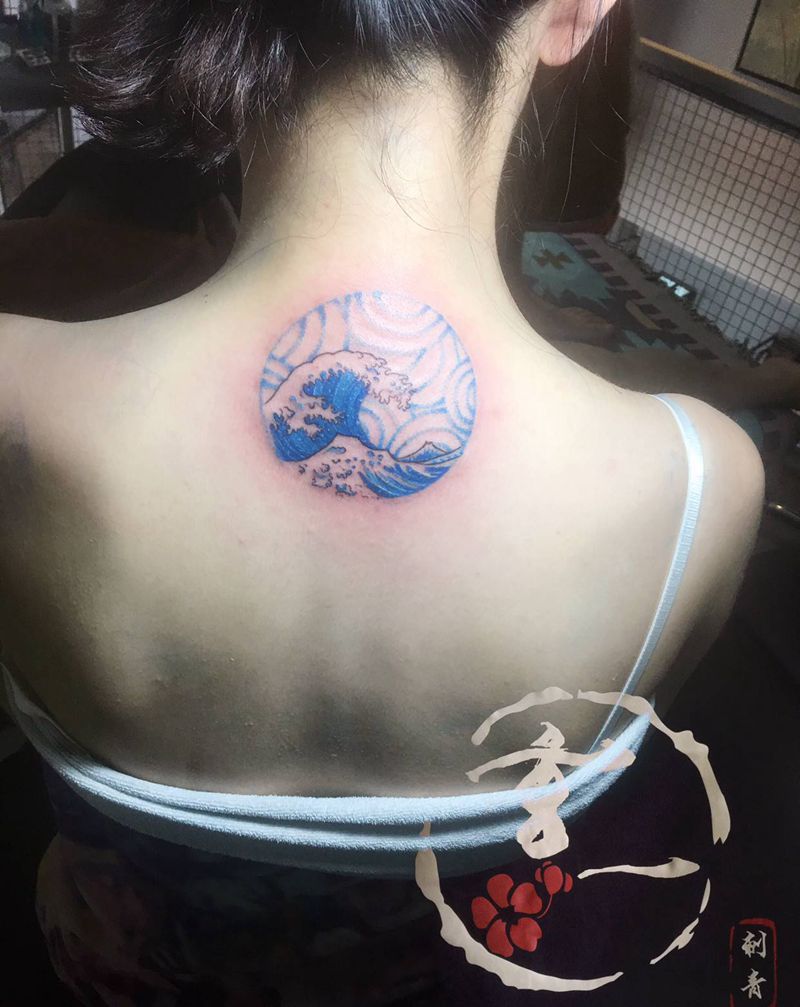 浪纹身图片_背部纹身图案