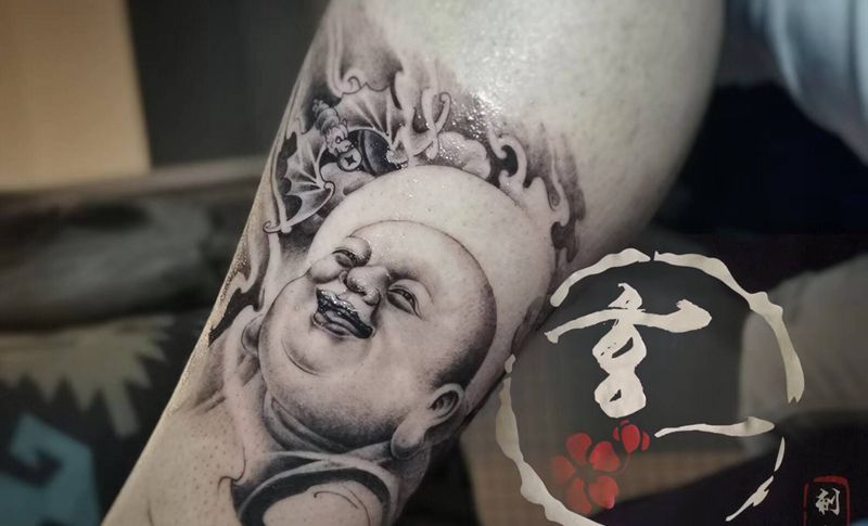弥勒佛纹身图片_腿部纹身图案