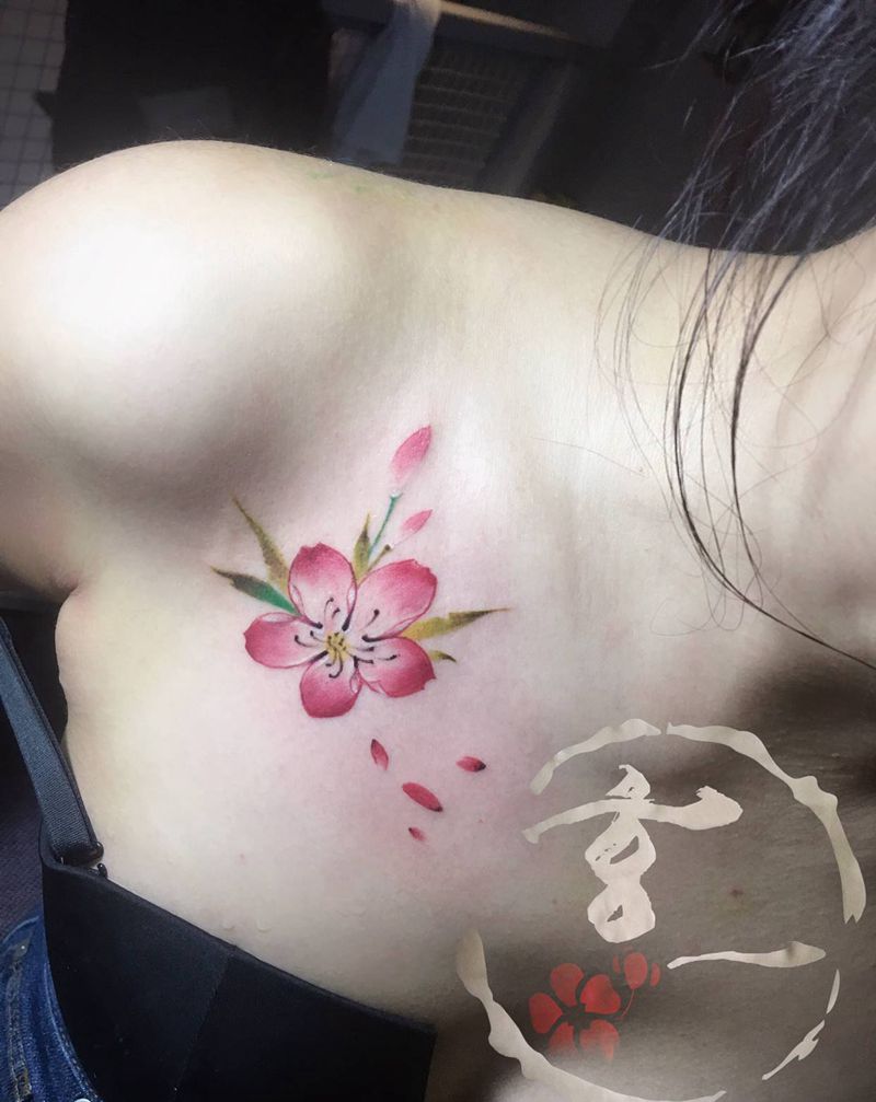 花纹身图片_胸部纹身图案