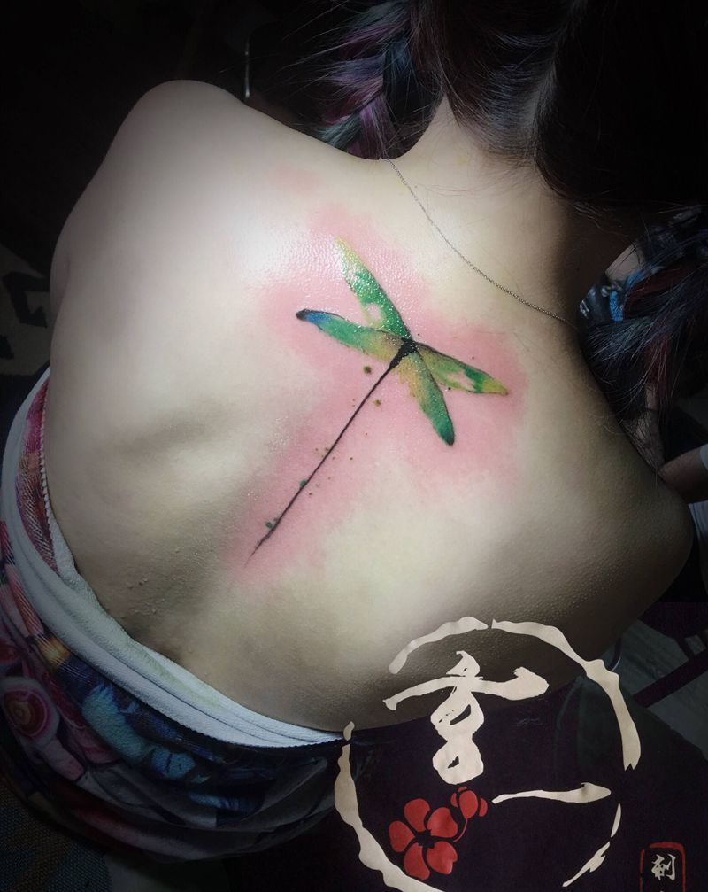 蜻蜓纹身图片_背部纹身图案