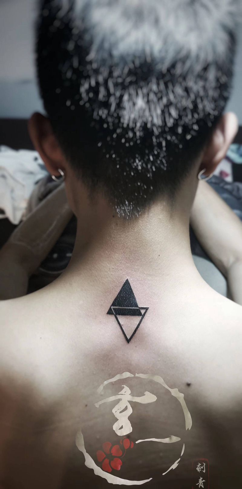 脊椎2枚纹身图片_背部纹身图案