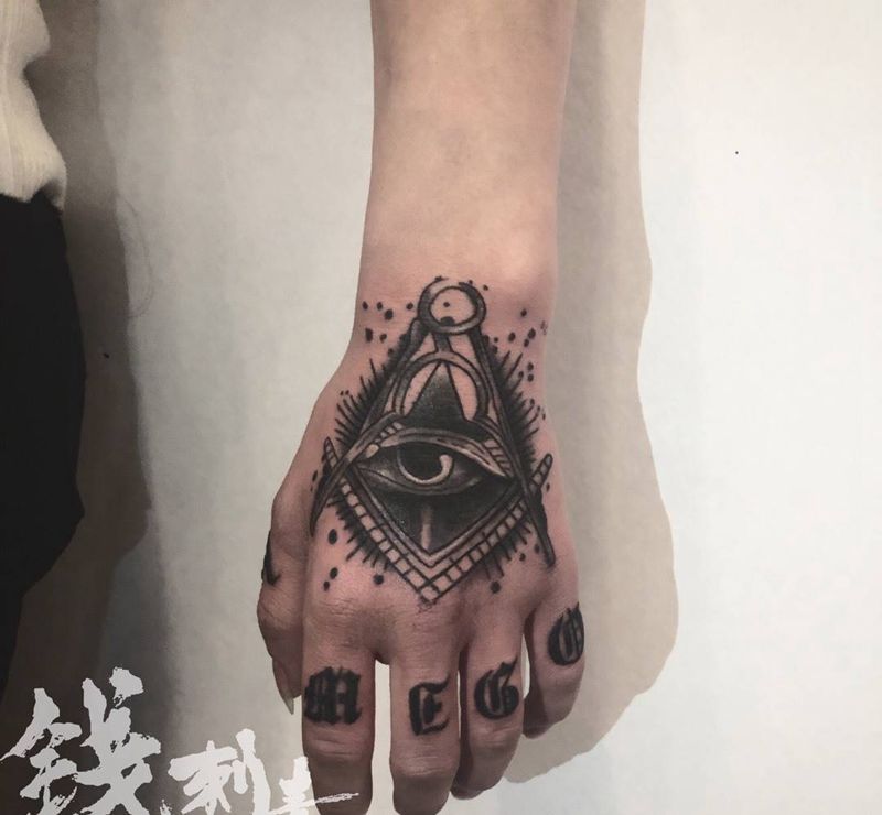 上帝之眼  and  带刺的玫瑰纹身图片