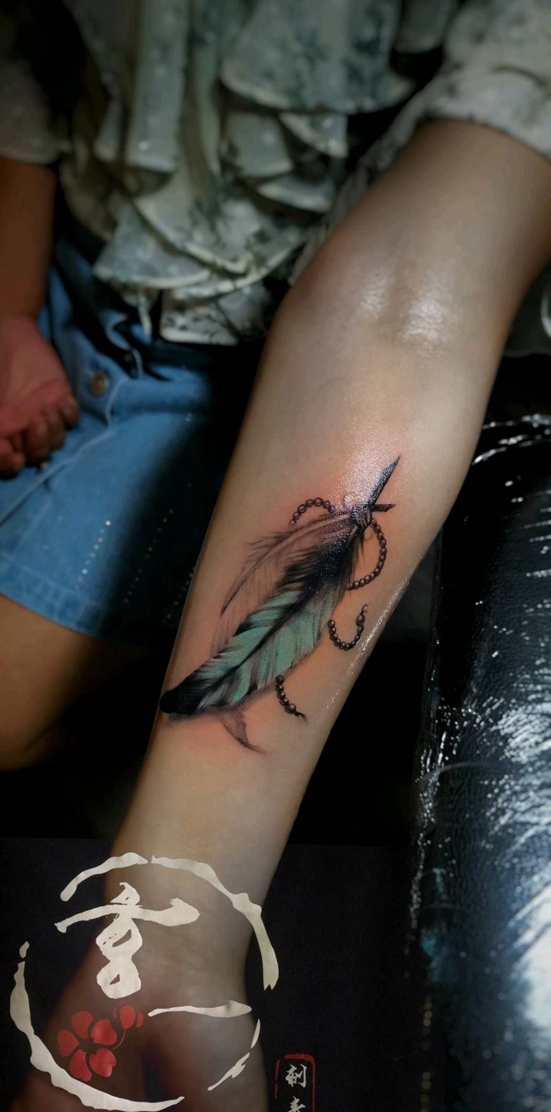 羽毛一枚纹身图片_手部水彩纹身图案