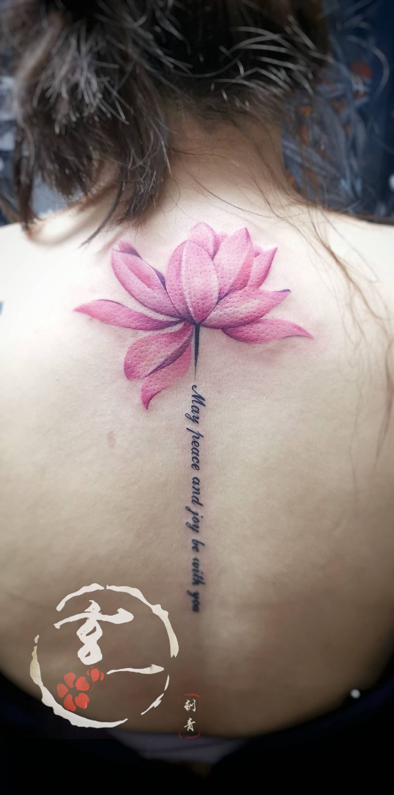 荷花英文纹身图片_背部新传统纹身图案