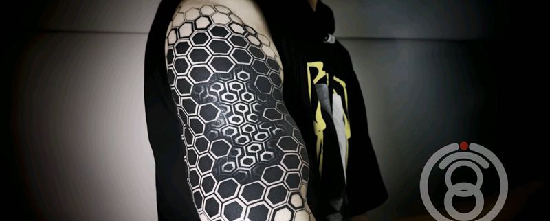 现代图腾纹身图片_手臂几何纹身图案