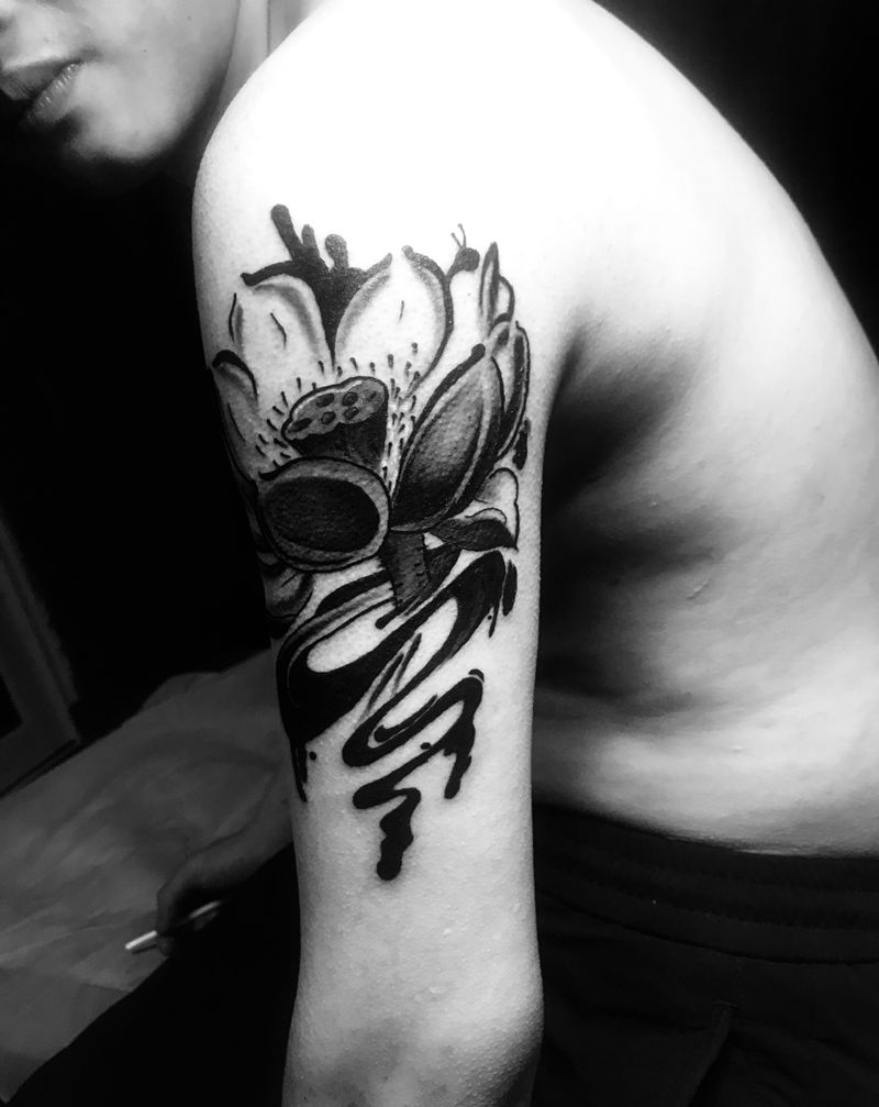 大臂水墨莲花纹身图片