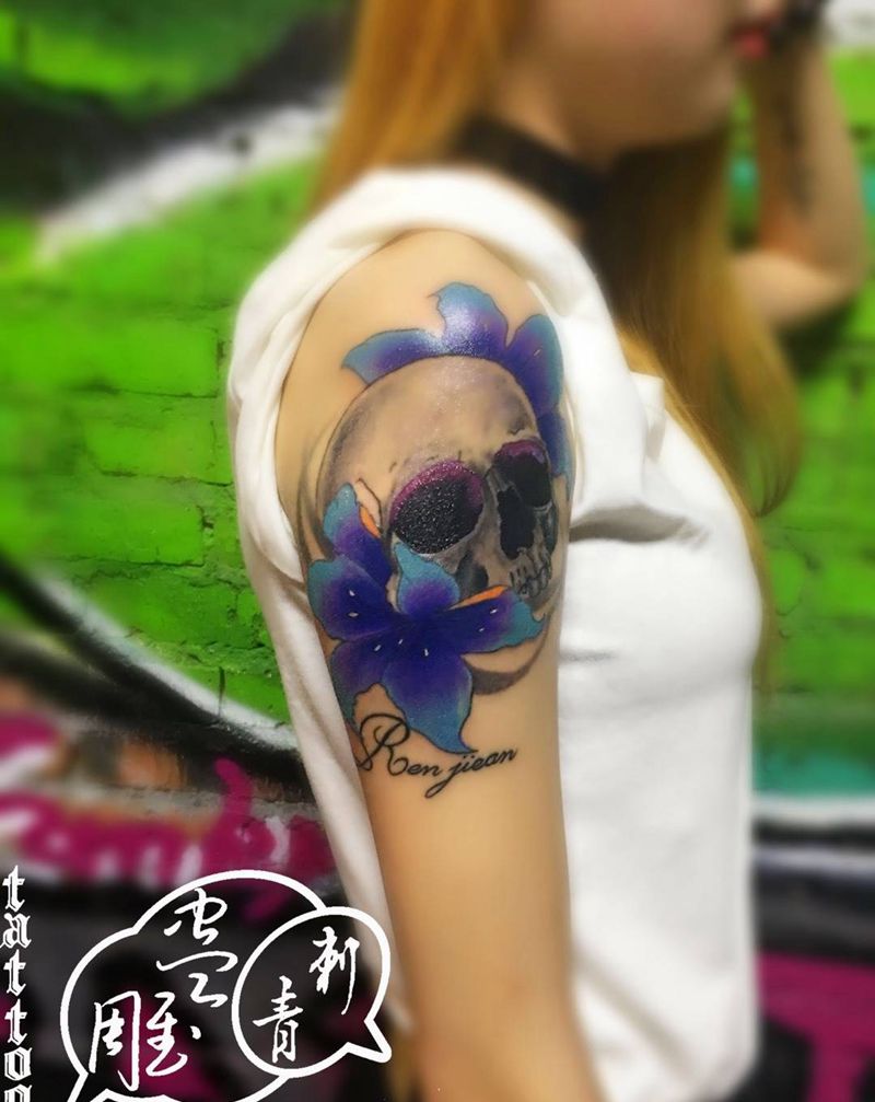 美女与骷髅纹身图片