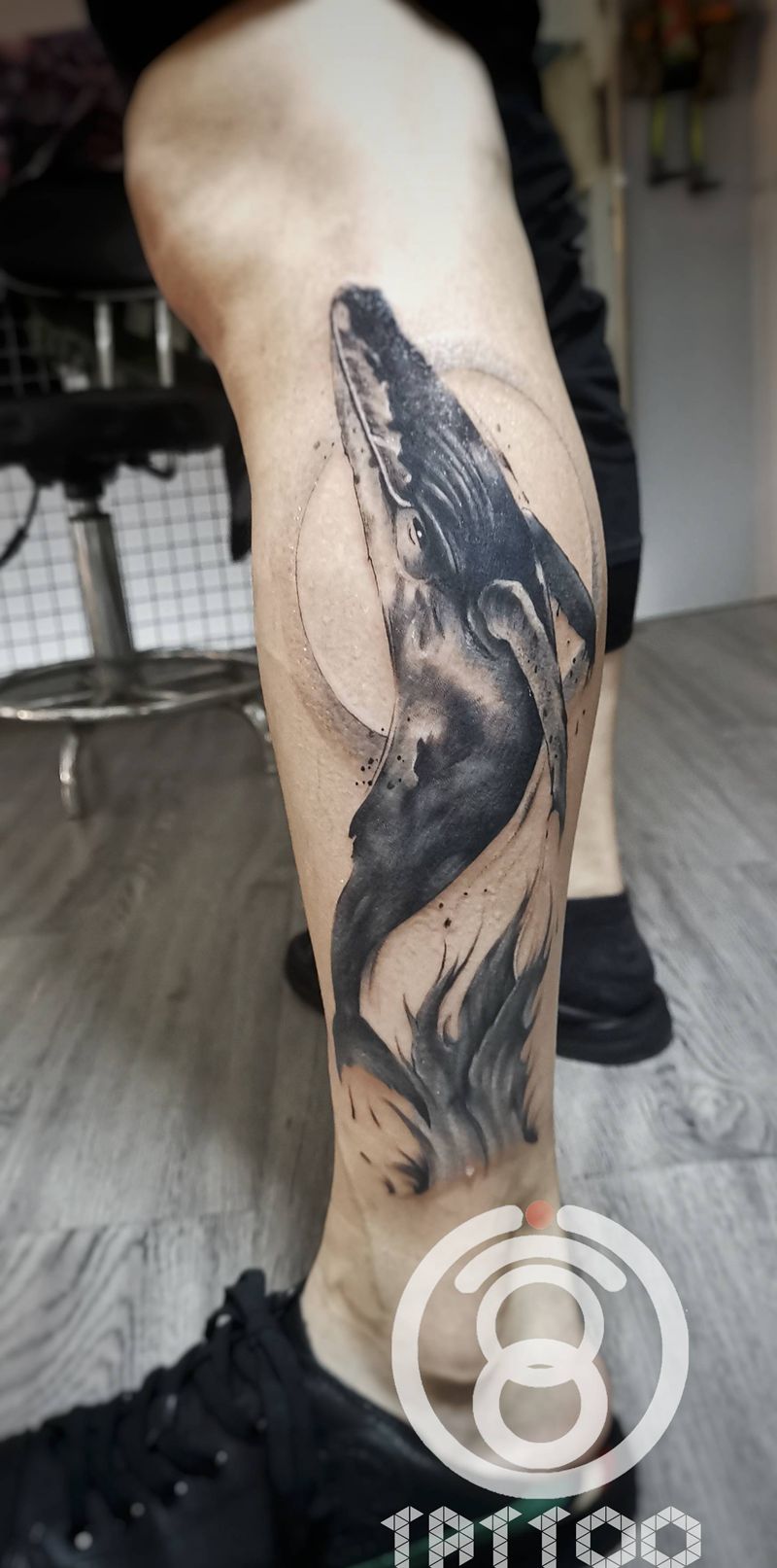 原创中国风泼墨鲸鱼纹身图片_腿部水墨纹身图案