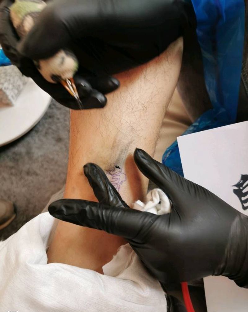 自律纹身图片_脚部纹身图案