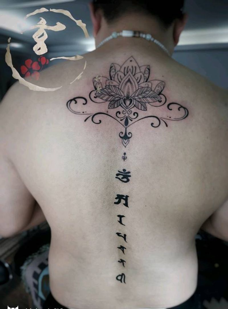 梵花佛经一枚纹身图片_背部点刺纹身图案